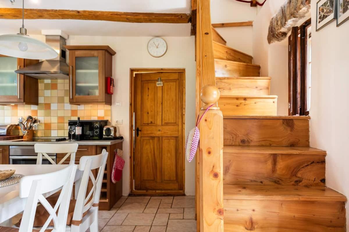 Holiday Home Katric Kamno Exterior photo